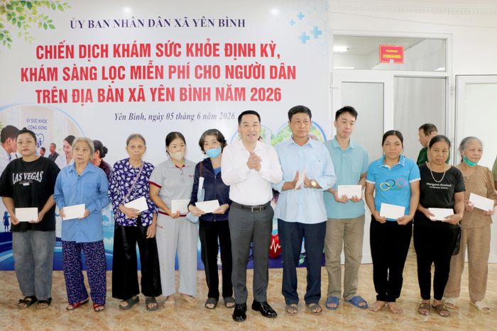 Chủ tịch UBND tỉnh Nguyễn Tuấn Anh trao quà cho hộ nghèo, gia đình chính sách, người có công với cách mạng trên địa bàn xã Yên Bình.