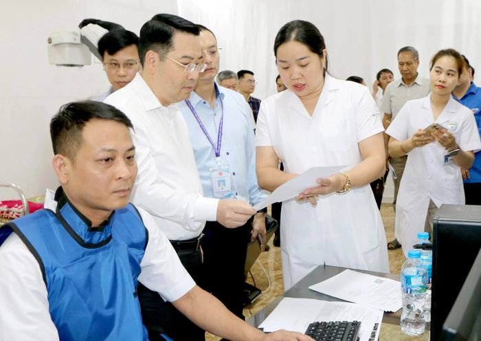 Đồng chí Nguyễn Tuấn Anh - Phó Bí thư Tỉnh ủy, Chủ tịch UBND tỉnh trao đổi với đội ngũ y, bác sĩ và đề nghị hướng dẫn người dân đọc, hiểu kết quả chụp X-quang.