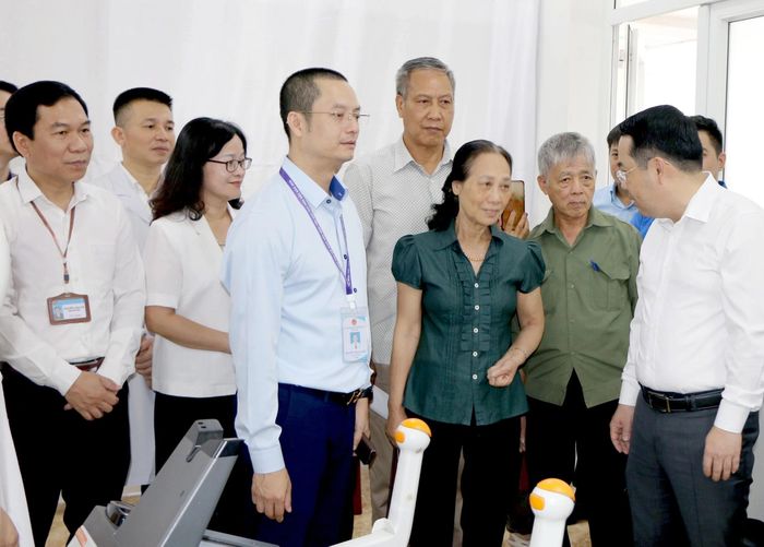 Chủ tịch UBND tỉnh Nguyễn Tuấn Anh thăm hỏi, động viên người dân tham gia khám sức khỏe định kỳ, khám sàng lọc miễn phí tại xã Yên Bình.