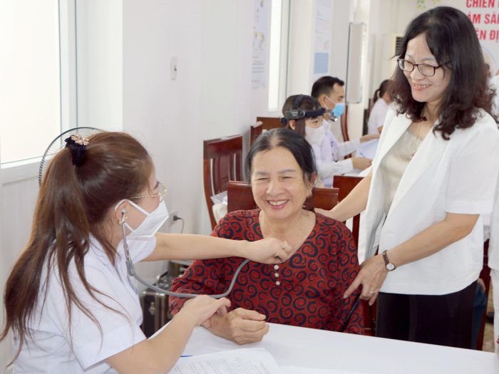 Người dân tham gia khám sức khỏe tại chương trình.