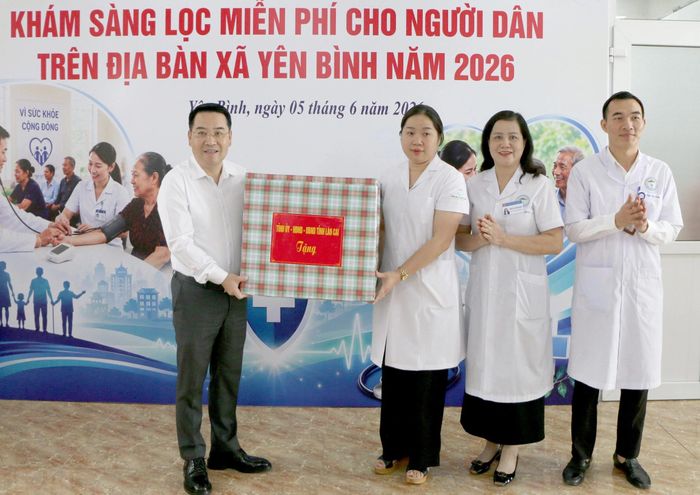 Đồng chí Nguyễn Tuấn Anh - Phó Bí thư Tỉnh ủy, Chủ tịch UBND tỉnh trao quà cho tập thể cán bộ, y, bác sĩ tham gia chương trình.