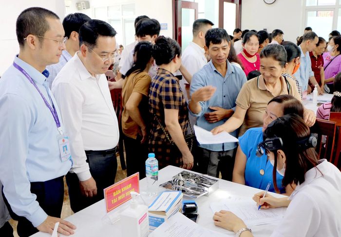 Chủ tịch UBND tỉnh Nguyễn Tuấn Anh kiểm tra công tác khám bệnh cho người dân.