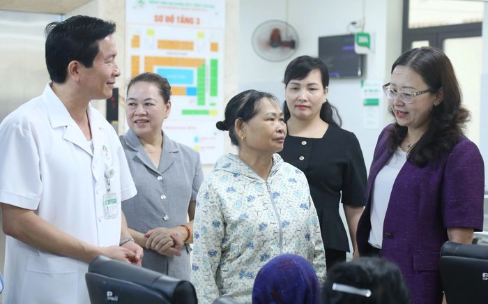 Đồng chí Giàng Thị Dung - Phó Bí thư Tỉnh ủy, Trưởng đoàn Đại biểu Quốc hội tỉnh thăm hỏi sức khỏe của người dân.