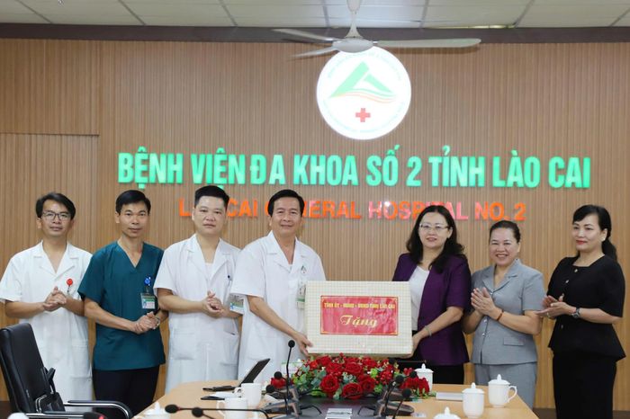 Đồng chí Giàng Thị Dung - Phó Bí thư Tỉnh ủy, Trưởng đoàn Đại biểu Quốc hội tỉnh trao quà của Tỉnh ủy, UBND, HĐND tỉnh tặng Bệnh viện Đa khoa số 2 tỉnh Lào Cai.