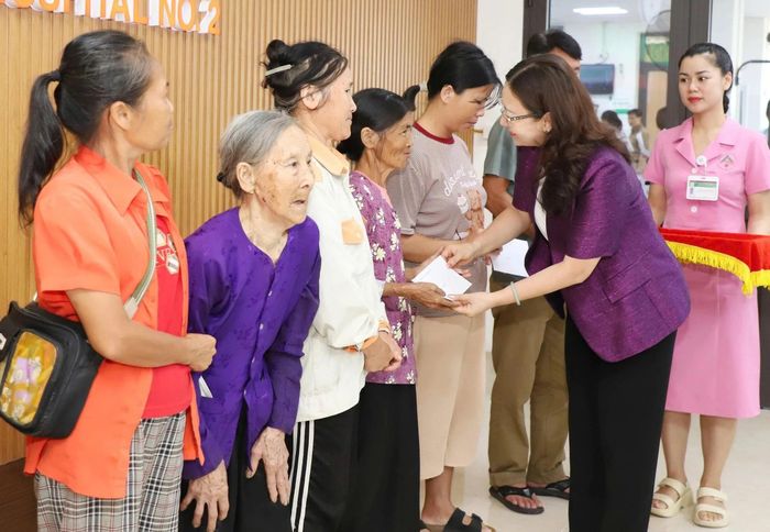 Đồng chí Giàng Thị Dung - Phó Bí thư Tỉnh ủy, Trưởng đoàn Đại biểu Quốc hội tỉnh trao quà cho người dân tham gia khám sức khỏe.