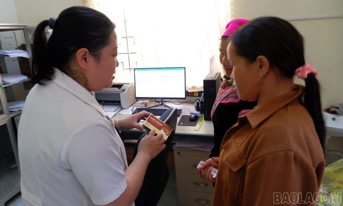  Đông đảo người dân đến thăm khám bệnh và nghe tư vấn từ các bác sĩ. 
