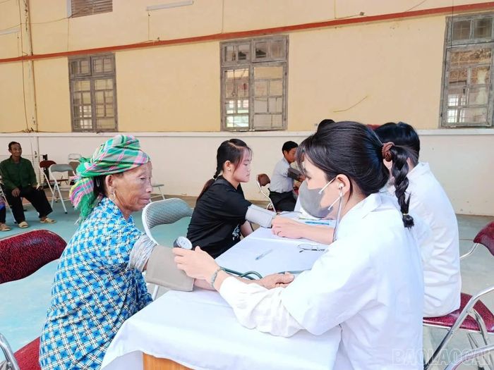  Xã Mỏ Vàng phấn đấu trên 50% người dân từ 40 tuổi trở lên được khám sàng lọc tăng huyết áp; 100% các trường hợp được khám sẽ được lập hồ sơ theo dõi và cập nhật vào hồ sơ sức khỏe điện tử để phục vụ công tác quản lý, chăm sóc sức khỏe lâu dài. 