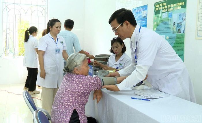  Các y bác sỹ thực hiện khám sàng lọc cho người dân. 