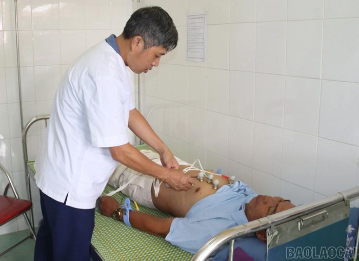  Cán bộ y tế thực hiện điện tim cho Nhân dân. 