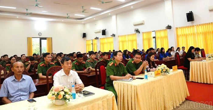  Các đại biểu dự buổi lễ. 