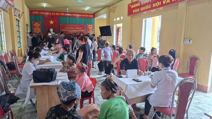 Đông đảo người dân thôn Thuồng 1 tham gia khám sức khỏe.