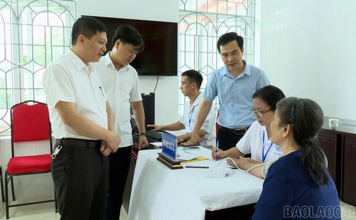  Lãnh đạo phường Yên Bái tham quan hoạt động khám sàng lọc cho người dân. 