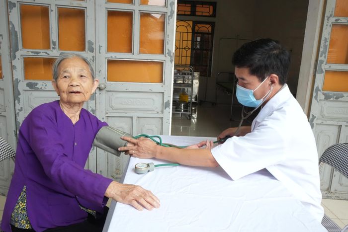 Ngay sau lễ phát động, Trạm Y tế xã đã tiến hành khám sàng lọc miễn phí cho người từ 40 tuổi trở lên có nguy cơ cao mắc tăng huyết áp, trẻ em dưới 24 tháng tuổi và các nhóm dân cư thuộc diện ưu tiên tại 11 thôn trên địa bàn.