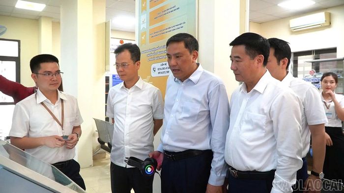 Đồng chí Hoàng Giang - Phó Bí thư Thường trực Tỉnh ủy, Chủ tịch HĐND tỉnh và đồng chí Nguyễn Thành Sinh - Phó Chủ tịch UBND tỉnh trực tiếp khảo sát cơ sở vật chất, điều kiện làm việc tại Trung tâm Phục vụ hành chính công xã Mậu A.