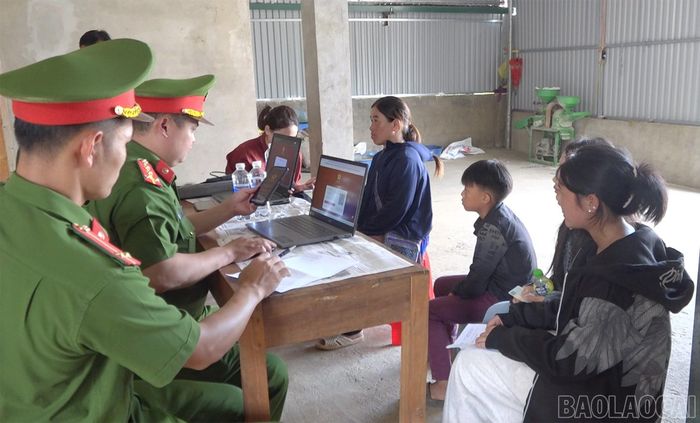 Lực lượng Công an xã Si Ma Cai hướng dẫn người dân sử dụng các nền tảng số trên VNeID.