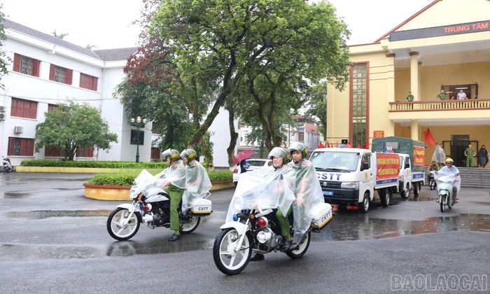  Các lực lượng tham gia diễu hành tuyên truyền sau lễ ra quân. 