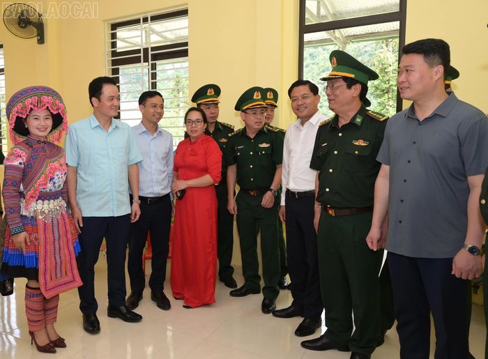 Các đồng chí lãnh đạo tỉnh thực hiện nghi thức khánh thành và trò chuyện với cán bộ, giáo viên địa phương.