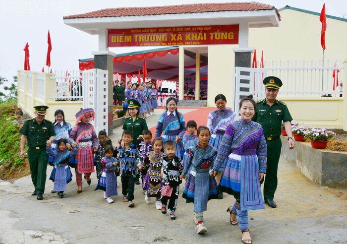 Niềm vui của cô, trò nhà trường trong ngày khánh thành trường mới.