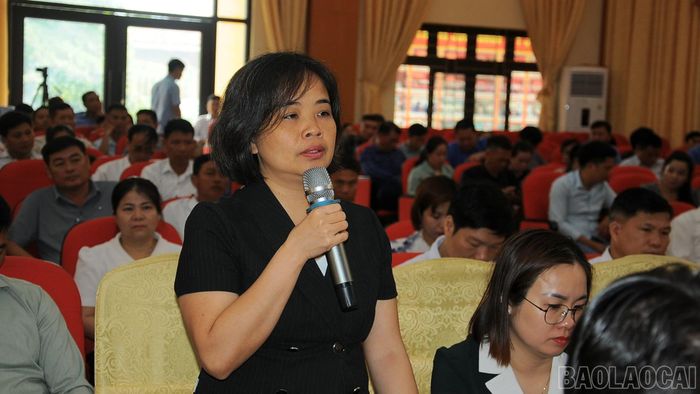 Các đại biểu trao đổi, đối thoại với ban tổ chức hội nghị
