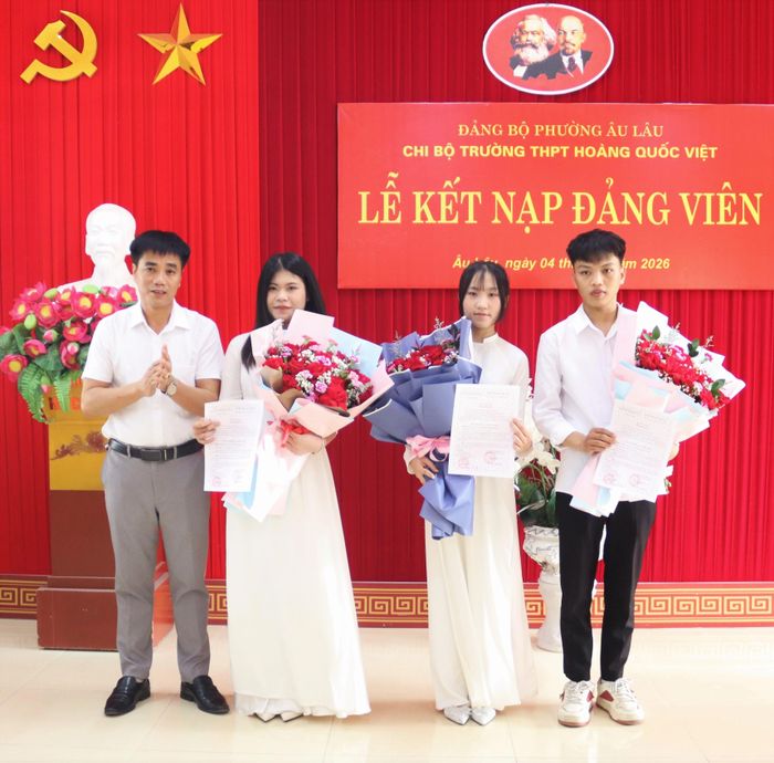 Tại buổi lễ, đồng chí Nguyễn Văn Lịch - Bí thư Chi bộ Trường THPT Hoàng Quốc Việt đã công bố và trao các quyết định kết nạp đảng viên cho 3 quần chúng ưu tú.