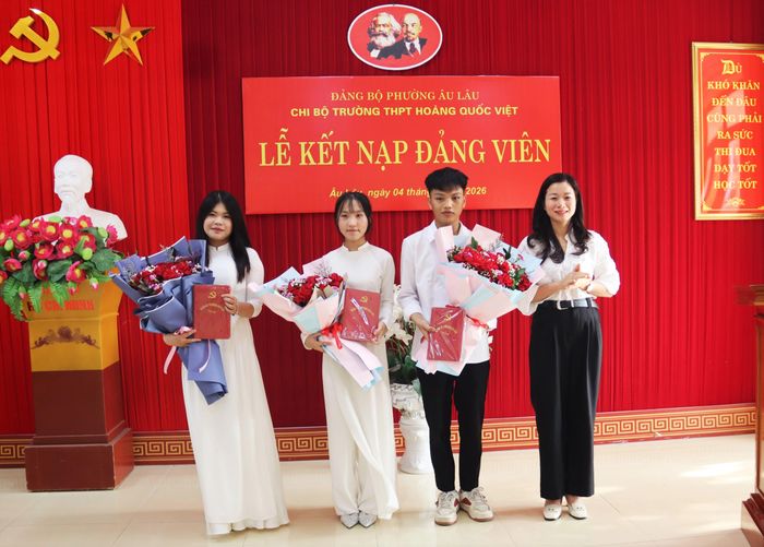 Đại diện Đảng ủy phường Âu Lâu tặng hoa chúc mừng 3 đảng viên.