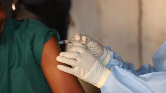Nhân viên y tế tiêm vaccine phòng Ebola cho người dân tại Bulape, CHDC Congo.