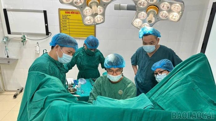 Thạc sĩ, bác sĩ Nguyễn Anh Quân thực hiện phẫu thuật điều trị bệnh trĩ cho người bệnh tại Trung tâm Y tế khu vực Lục Yên.