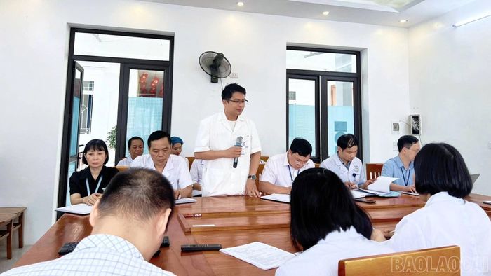 Thạc sĩ, bác sĩ Nguyễn Anh Quân trao đổi chuyên môn với đồng nghiệp tại Trung tâm Y tế khu vực Lục Yên.