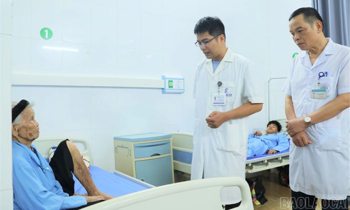 Thạc sĩ, bác sĩ Nguyễn Anh Quân (giữa) thăm hỏi người bệnh đang điều trị tại Trung tâm Y tế khu vực Lục Yên.