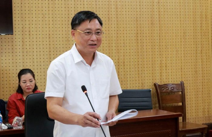 Bí thư Đảng ủy xã Bát Xát Nguyễn Kiều Phương báo cáo với đoàn công tác.