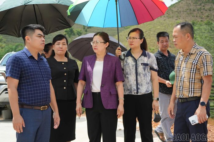 Đoàn công tác khảo sát tuyến đường giao thông nông thôn Đồi Gianh - Pạc Bo.
