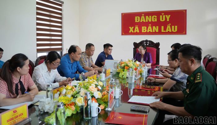 Quang cảnh buổi làm việc tại Đảng ủy xã Bản Lầu.