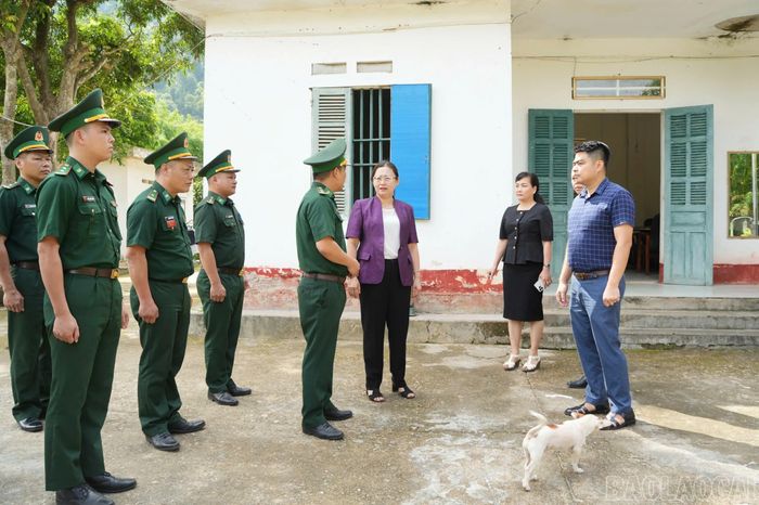 Đồng chí Giàng Thị Dung - Phó Bí thư Tỉnh ủy, Trưởng đoàn Đại biểu Quốc hội tỉnh thăm, động viên cán bộ, chiến sĩ Đồn Biên phòng Bản Lầu.