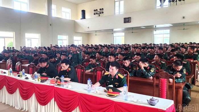 Chiến sĩ mới Trung đoàn 254 phát biểu tại buổi đối thoại.