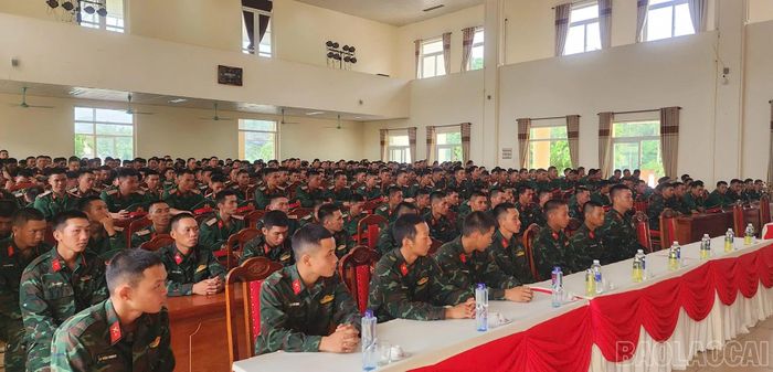 Các chiến sĩ tham gia buổi đối thoại.