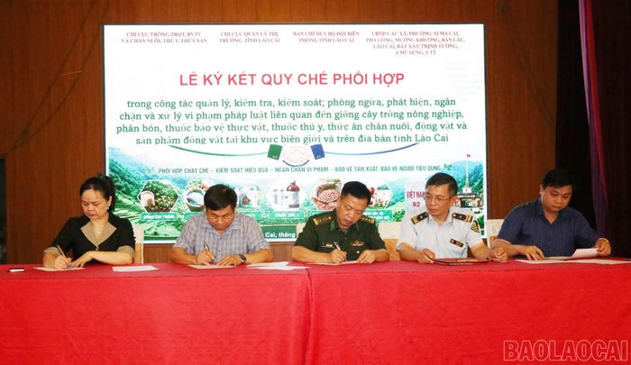 Đại diện các cơ quan, đơn vị ký kết Quy chế phối hợp trong công tác quản lý, kiểm tra, kiểm soát và phòng, chống dịch bệnh tại khu vực biên giới tỉnh Lào Cai.