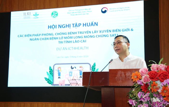 Chuyên gia trao đổi, hướng dẫn cán bộ cơ sở nâng cao năng lực giám sát và ứng phó với nguy cơ dịch bệnh động vật xâm nhập qua biên giới.