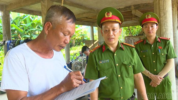 Hộ dân ký cam kết chấp hành nghiêm quy định khi tham gia giao thông đường thủy.