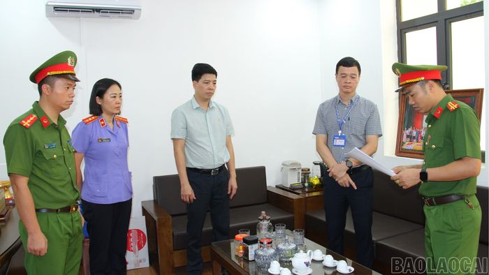 Khám xét nơi làm việc của bị can Đào Minh Khánh.