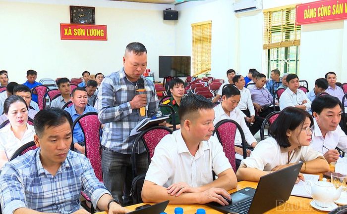 Cử tri phát biểu ý kiến tại hội nghị.