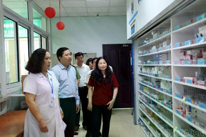 Các đồng chí lãnh đạo tỉnh thăm Bệnh viện Đa khoa số 1 tỉnh Lào Cai.