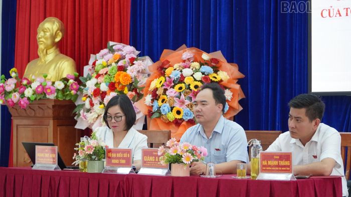 Tổ đại biểu số 6 HĐND tỉnh Lào Cai lắng nghe những kiến nghị của cử tri.