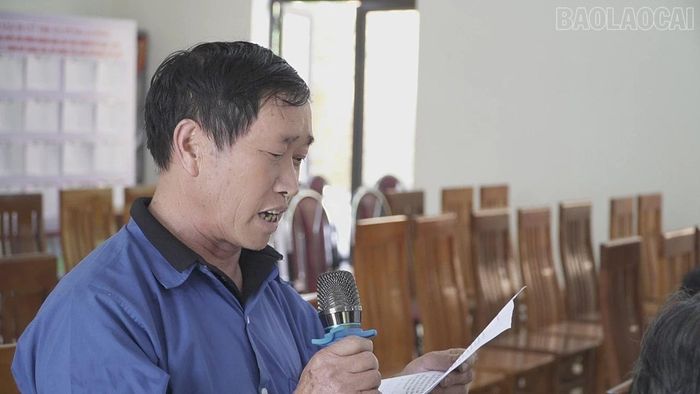 Cử tri thôn Trống Páo Sang, xã Púng Luông phát biểu ý kiến tại hội nghị.