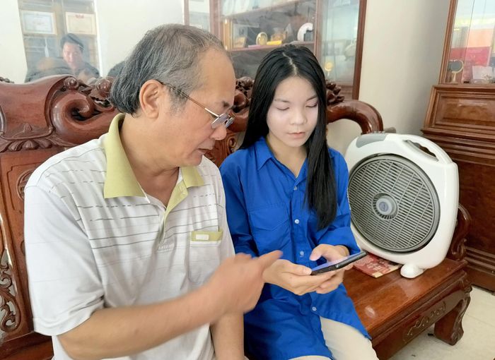 Lực lượng thanh niên hỗ trợ người dân tiếp cận các nền tảng số, từng bước hình thành kỹ năng công dân số tại cộng đồng.