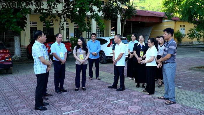 Đồng chí Vũ Thị Hiền Hạnh - Phó Chủ tịch UBND tỉnh Lào Cai cùng đoàn công tác kiểm tra cơ sở vật chất tại các điểm thi.