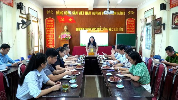 Đồng chí Vũ Thị Hiền Hạnh - Phó Chủ tịch UBND tỉnh Lào Cai phát biểu kết luận tại điểm thi Trường THPT số 2 Bảo Yên (xã Bảo Hà).