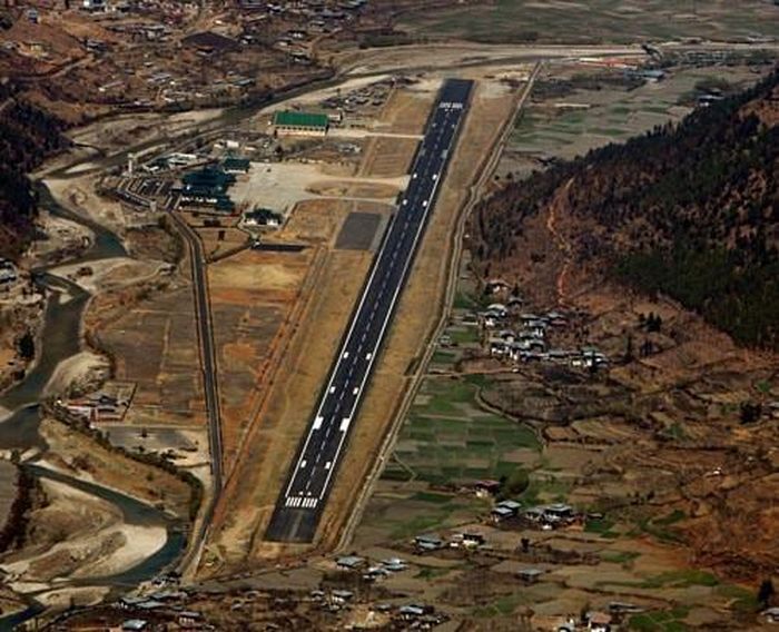 Paro hiện là sân bay quốc tế duy nhất của Bhutan và được xem là một trong những sân bay khó tiếp cận nhất thế giới.