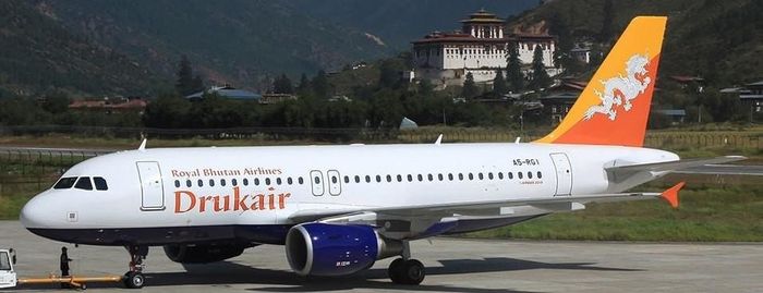 Một máy bay của Drukair Royal Bhutan Airlines - hãng hàng không quốc gia của Vương quốc Bhutan. Ảnh: Người Lao Động