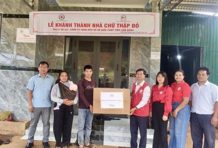 Cặp vợ chồng trẻ có hoàn cảnh khó khăn tại xã Đinh Trang Thượng được tặng ngôi nhà mới