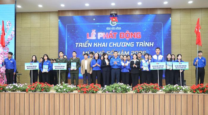 Ban Tổ chức trao quyết định thành lập và chụp hình lưu niệm với các đội hình thanh niên tình nguyện "Mùa hè số năm 2026"